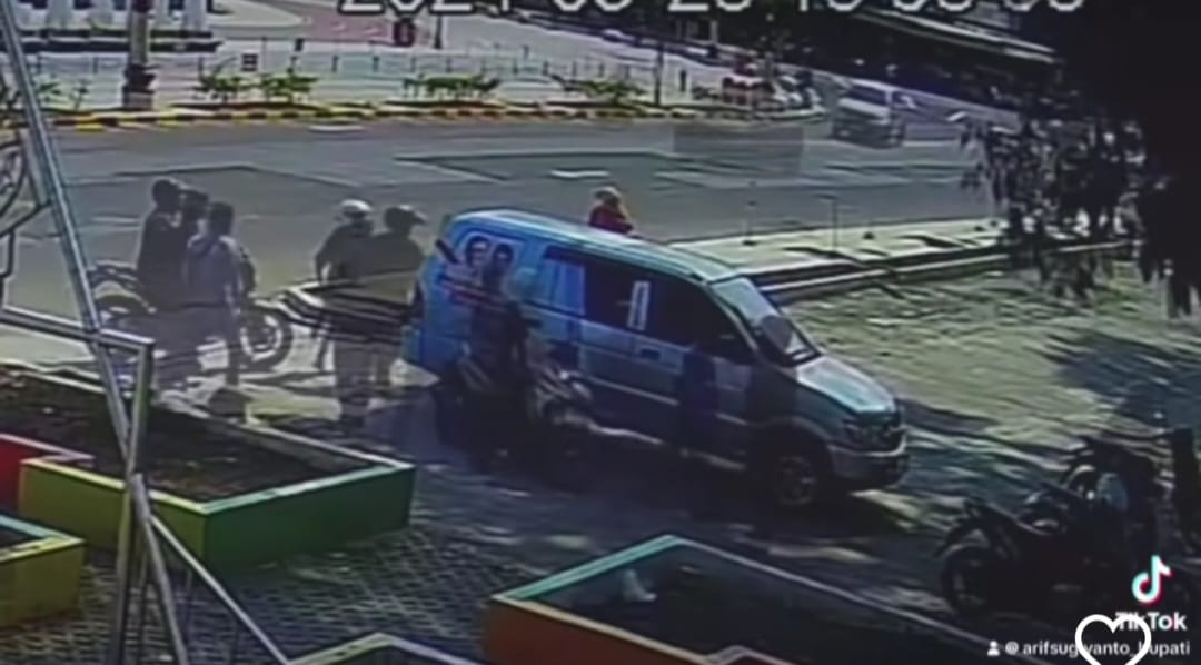 Tangkapan layar potongan video yang menunjukan Iwan Setiadi yang sedang diintimidasi oleh sekelompok orang.
