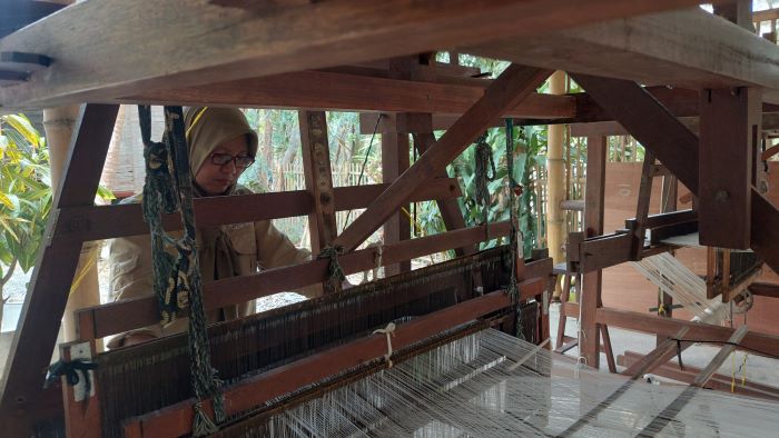 MENENUN: Udjik Sudaryati menenun menggunakan alat tenun berbahan kayu di Padukuhan Bantarjo, Kalurahan Banguncipto, Kulon Progo.
