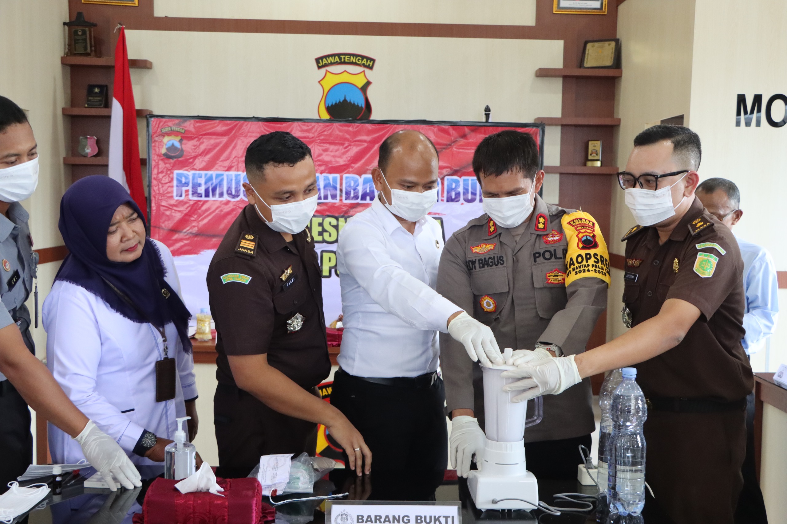 Proses pemusnahan barang bukti narkoba seberat 443,9 gram di ruang Rupattama Moch Giyarto Polres Purworejo, Selasa (1/10).