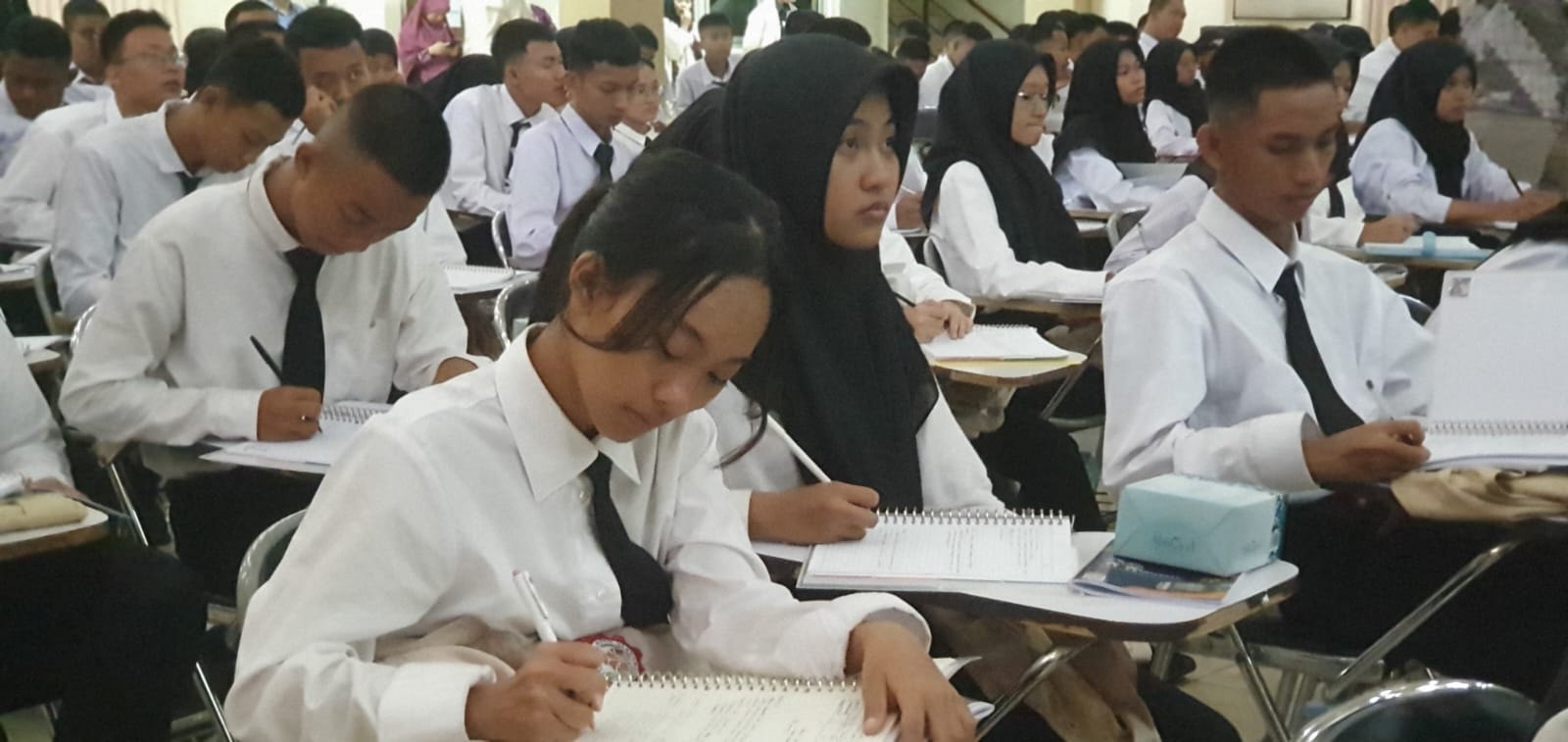 TANTANGAN - Suasana sidang senat dan PKKMB ATK 2024 pada Selasa (1/10/2024)  (GUNAWAN/Radar Jogja)