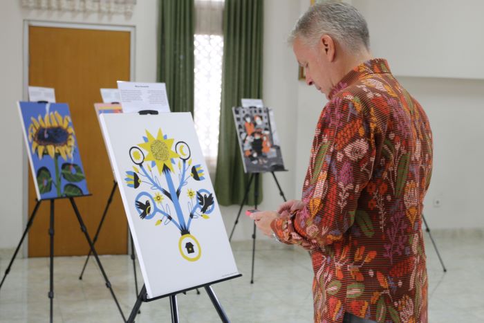 ART EXHIBITION: Sesi pameran seni lukis yang berlangsung di Perpustakaan UIN Sunan Kalijaga Jogjakarta Selasa (1/10/2024). Pameran ini turut dihadiri Duta Besar Ukraina dan Kanada