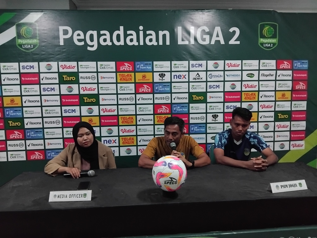 Pelatih PSIM  Jogja Seto Nurdiyantoro dan Pemain PSIM Jogja Rendra Teddy saat jumat pers, Selasa (1/10/2024).