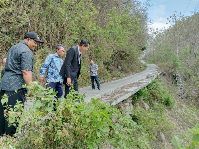 TURUN LAPANGAN: Ketua DPRD Sleman Sementara Gustan Ganda melakukan peninjauan jalan yang rusak sejak 2022di Sambirejo, Prambanan, Sleman Selasa (1/10/2024).