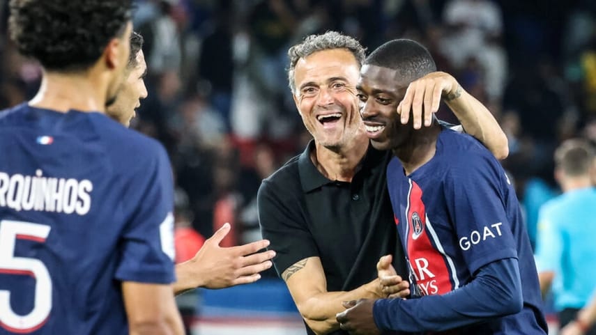 Pelatih Luiz Henrique merangkul Dembele dalam di tengah laga sepak bola.