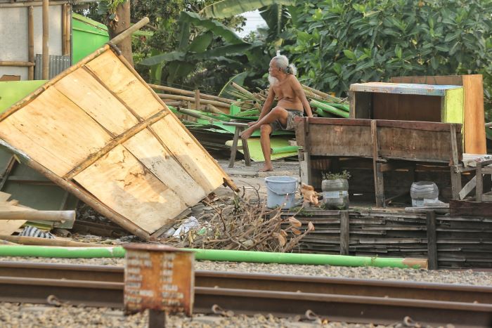 Warga melakukan sterilisasi mandiri di kawasan Bong Suwung, Jlagran, Gedong Tengen, Jogja, Selasa (1/10). Bangunan di kawasan Bong Suwung mulai dibersihkan hingga 2 Oktober.