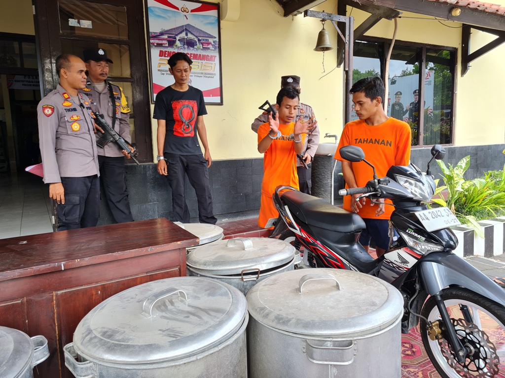 MANTAN KARYAWAN: Tiga pelaku mencuri dandang di sebuah pabrik di Muntilan dengan cara menyungginya satu per satu.