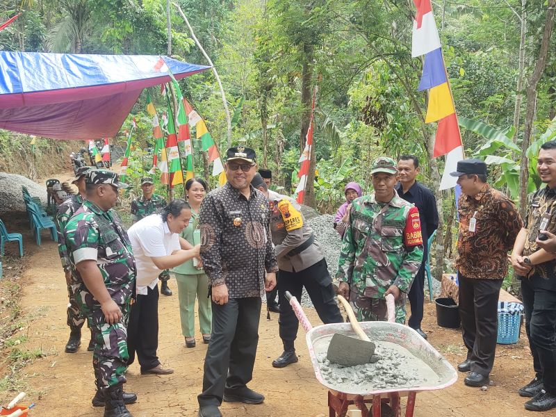 Prosesi pembukaan TMMD Sengkuyung tahap IV tahun 2024 di Desa Redin, Gebang, Purworejo, Rabu (2/10/2024).