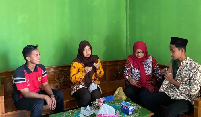 ANTISIPASI: Seorang siswa Madamusba (kanan) mengikuti imunisasi pencegahan virus JE di sekolah Rabu (2/10/2024).