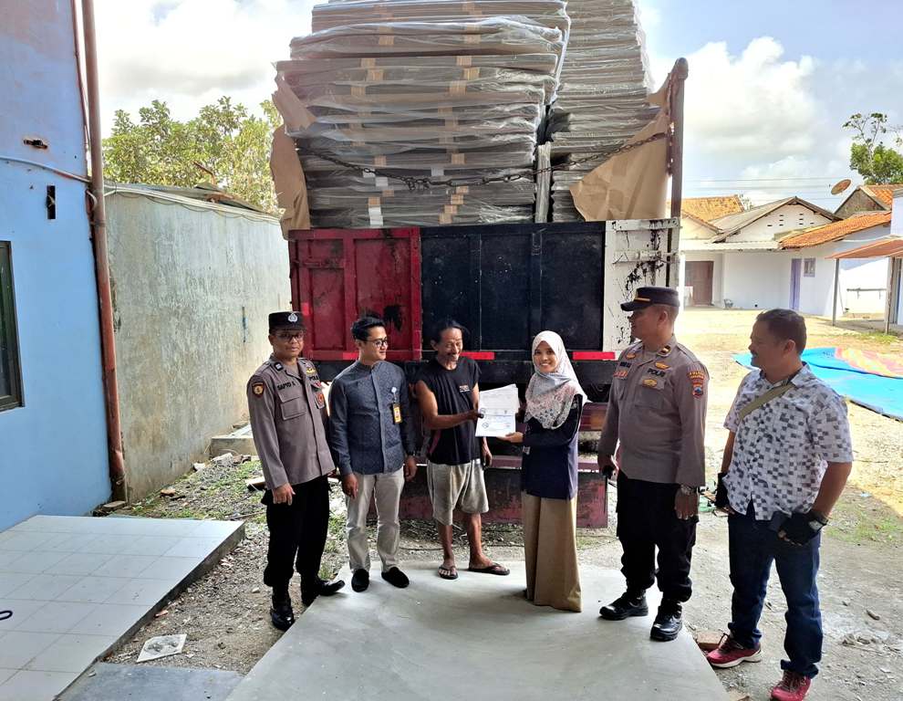PERSIAPAN PILKADA : KPU Kebumen telah menerima sebagian dari seluruh kebutuhan logistik Pilkada 2024. Adapun logistik yang baru saja datang berupa bilik suara.