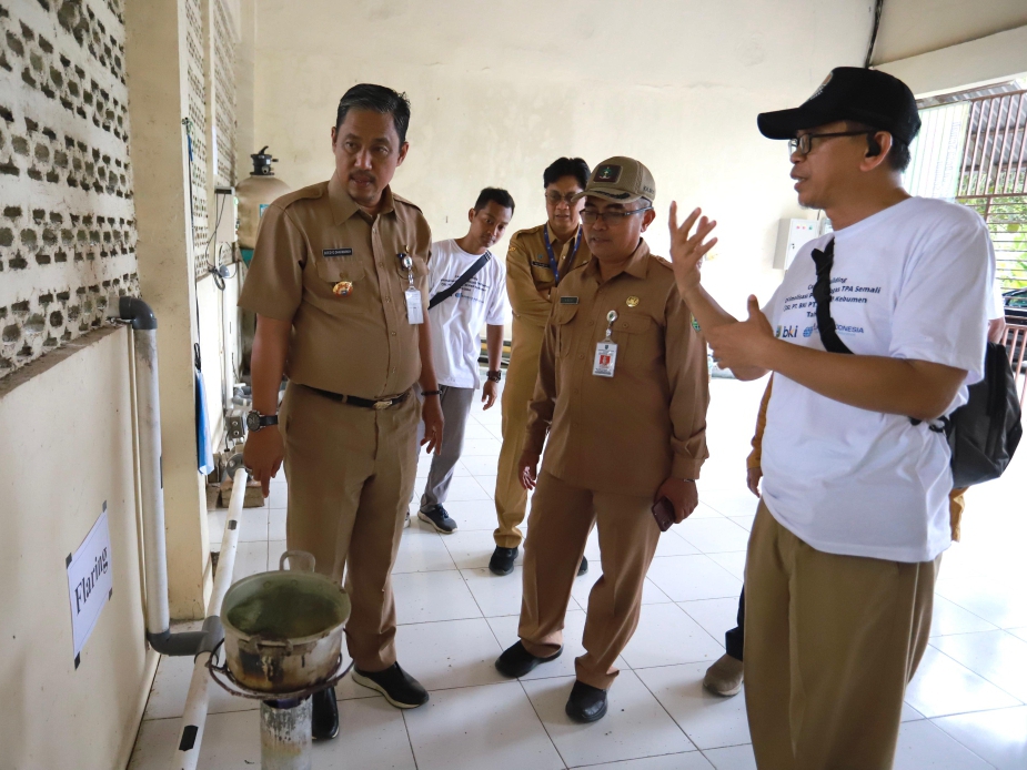 ENERGI ALTERNATIF : Pjs Bupati Kebumen Boedyo Dharmawan meninjau penggunaan biogas yang dihasilkan dari sampah di TPA Semali, Sempor, Rabu (2/10/2024).
