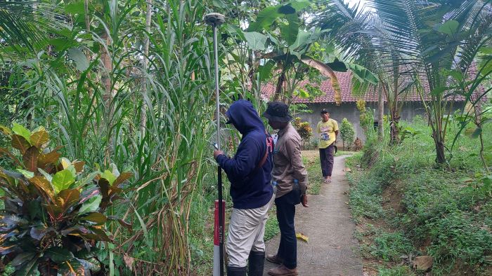 PEMETAAN: Tim Penilai melakukan pemetaan menggunakan teknologi satelit.