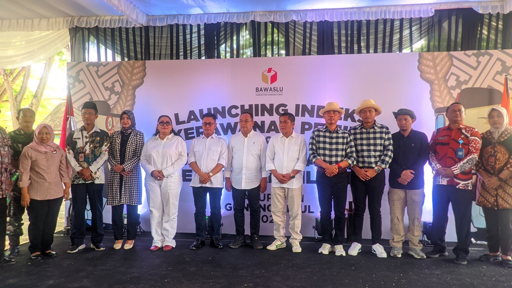 KOMITMEN: Deklarasi damai tiga pasangan calon (paslon) yang akan bertarung di Pilkada Gunungkidul 2024, Rabu (2/10).