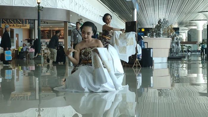 IKUT MEMPERINGATI: Tari Batik yang ditampilkan untuk menyambut Hari Batik Nasional guna menghibur pengunjung bandara YIA Rabu (2/10/2024).