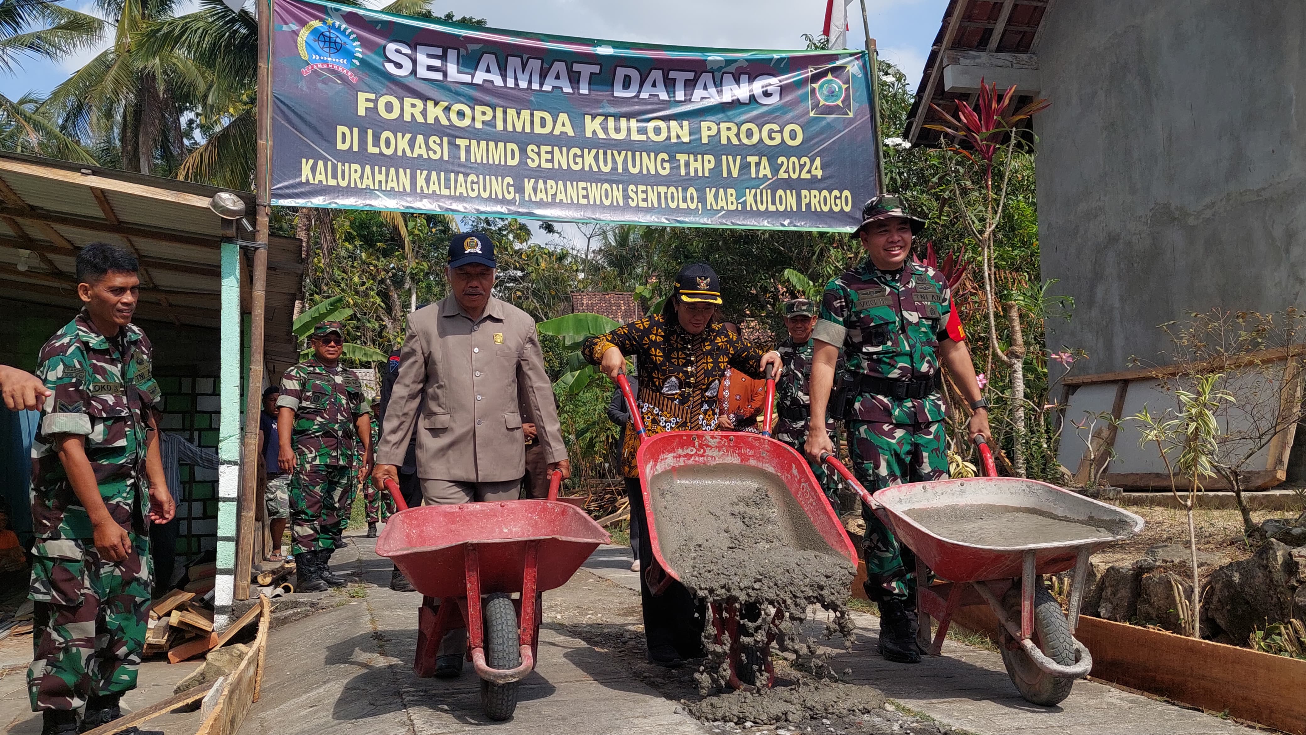 SIMBOLIS: Pj Bupati, Dandim 0731 Kulon Progo, dan DPRD membuka kegiatan TMMD.&nbsp;