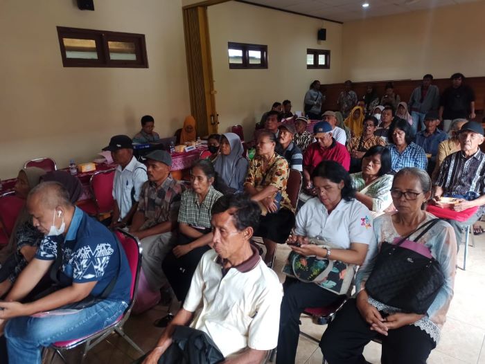 TERDAMPAK TOL: Masyarakat Argosari saat menerima pembayaran ganti untung bidang tanah yang terdampak pembangunan Tol Jogja-YIA.