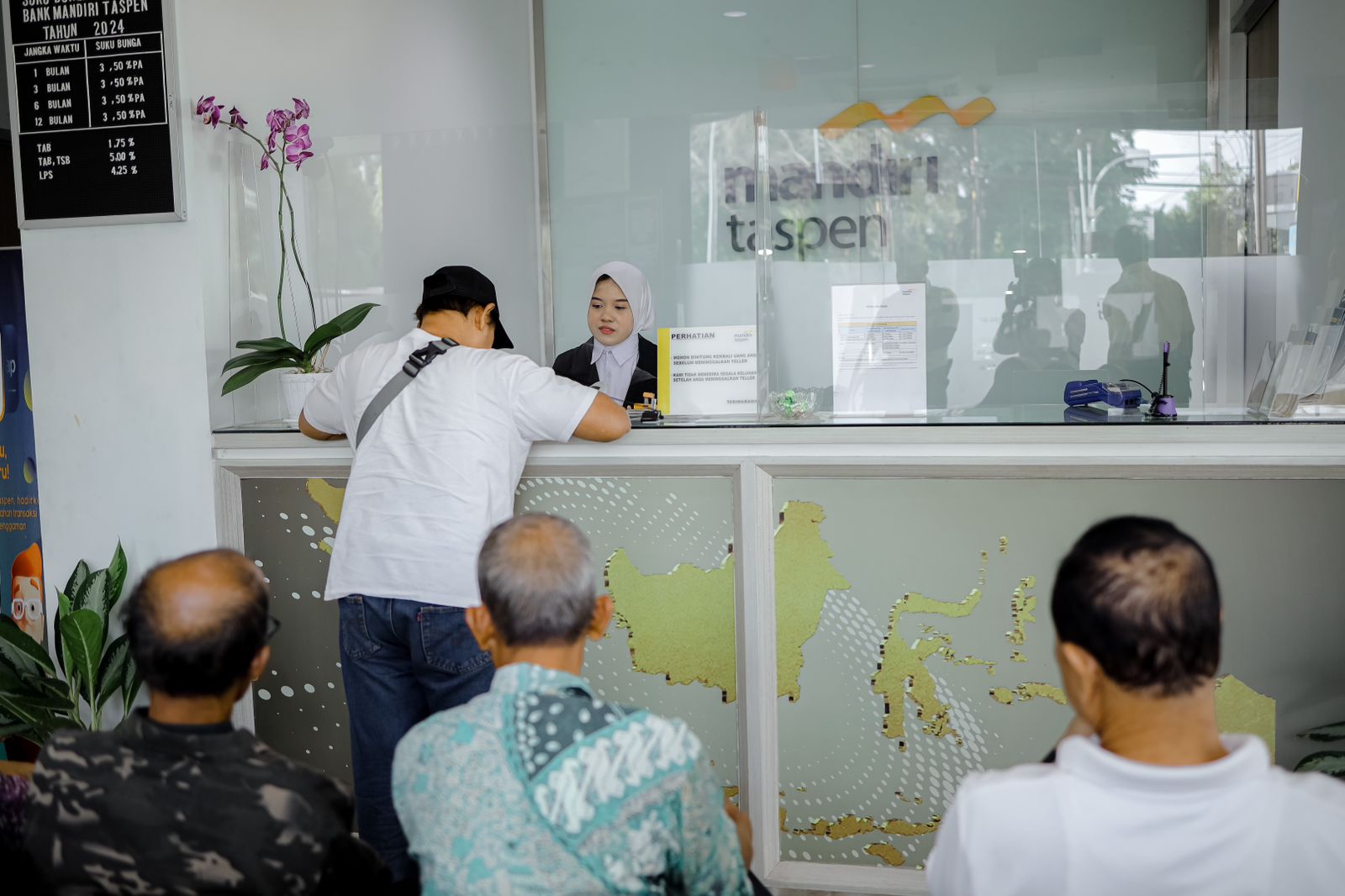 Pelayanan Pembayaran Gaji Pensiunan di Kantor Cabang Pembantu Bank Mandiri Taspen di Sragen, Jawa Tengah, Rabu (2/10/2024).