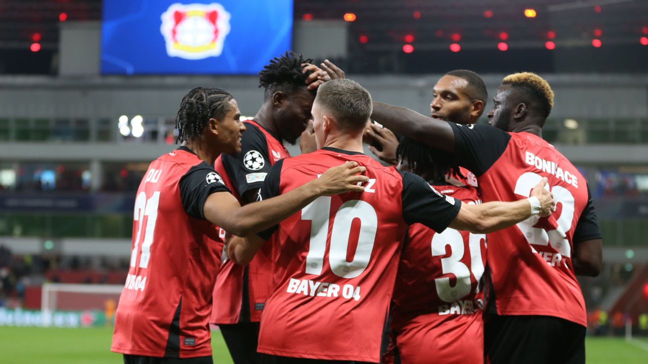 Selebrasi pemain Bayer Leverkusen usai Victor Boniface mencetak gol ke gawang AC Milan untuk memastikan kemenangan di Liga Champions
