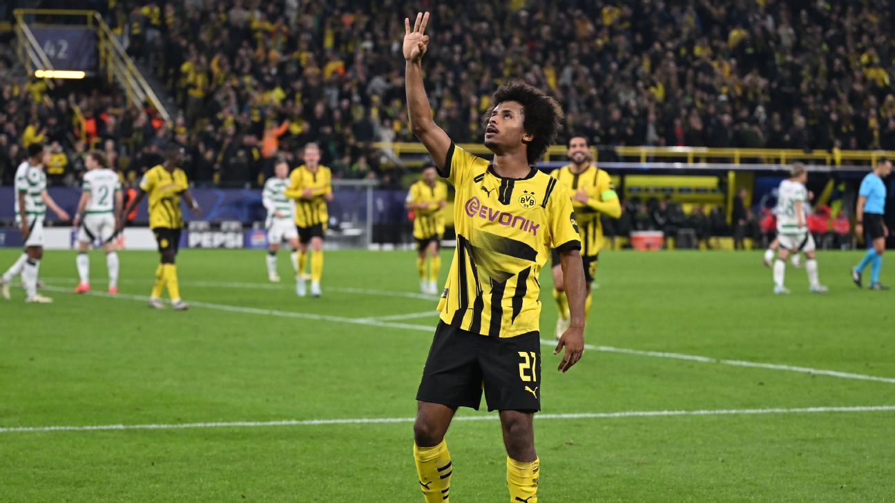 Selebrasi Karim Adeyemi usai cetak hattrick bagi Borussia Dortmund ke gawang Celtic di babak pertama Liga Champions matchday kedua di Signal Iduna Park