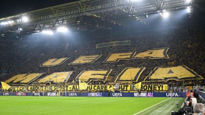 Tifo dari suporter Borussia Dortmund yang ditujukan kepada UEFA (getty)