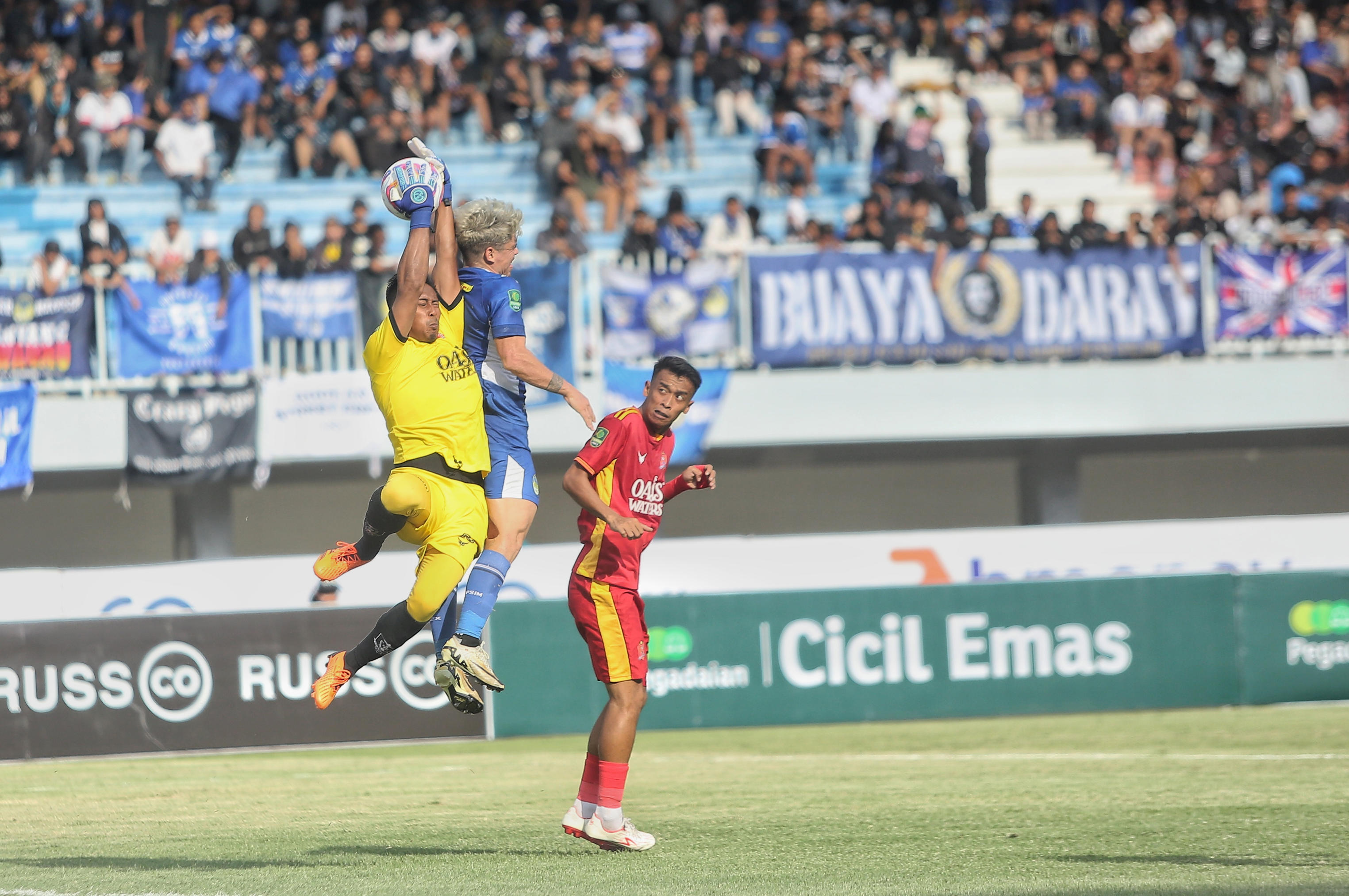 Penyerang PSIM Jogja Rafinha berebut bola di udara dengan kiper Persijap Jepara Sendri Johansyah