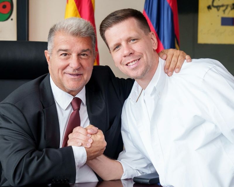 Wojciech Szczesny berjabat tangan dengan Joan Laporta setelah resmi bergabung dengan Barcelona.