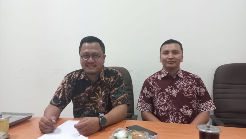 Kasubid Pengendalian dan Penagihan Pajak Daerah, BPKPAD Purworejo Toni Hartadi (kiri).
