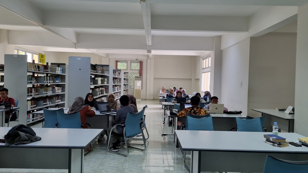 Para mahasiswa UIN Sunan Kalijaga beraktivitas di area perpustakaan kampus
