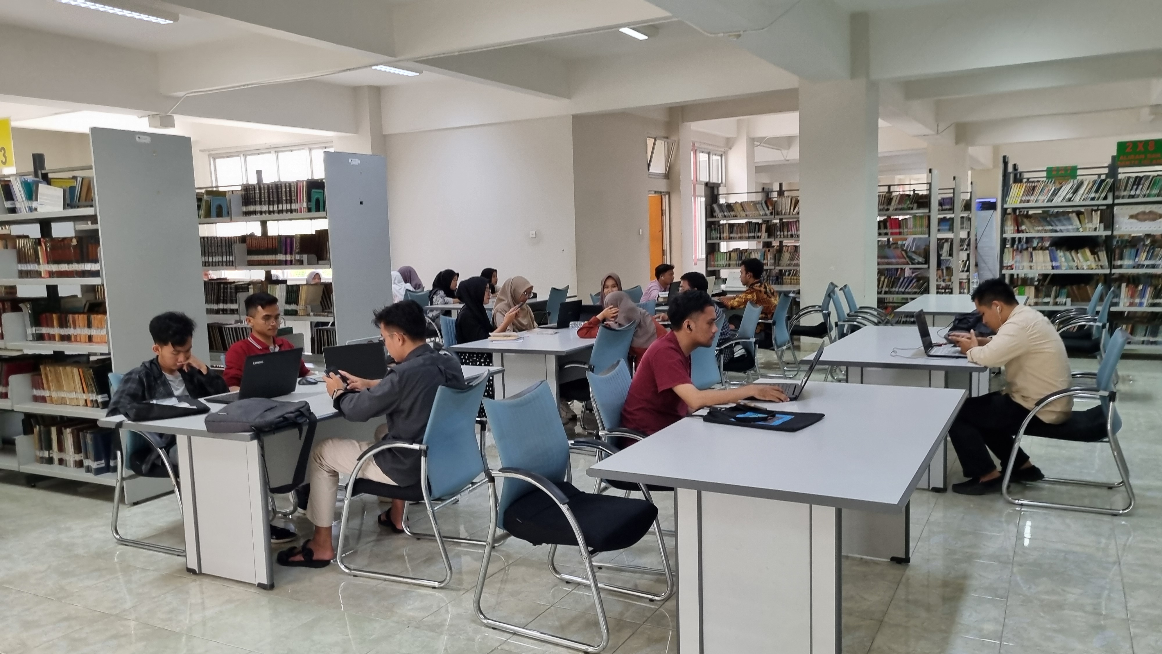 Para mahasiswa UIN Sunan Kalijaga Yogyakarta beraktivitas di area perpustakaan kampus