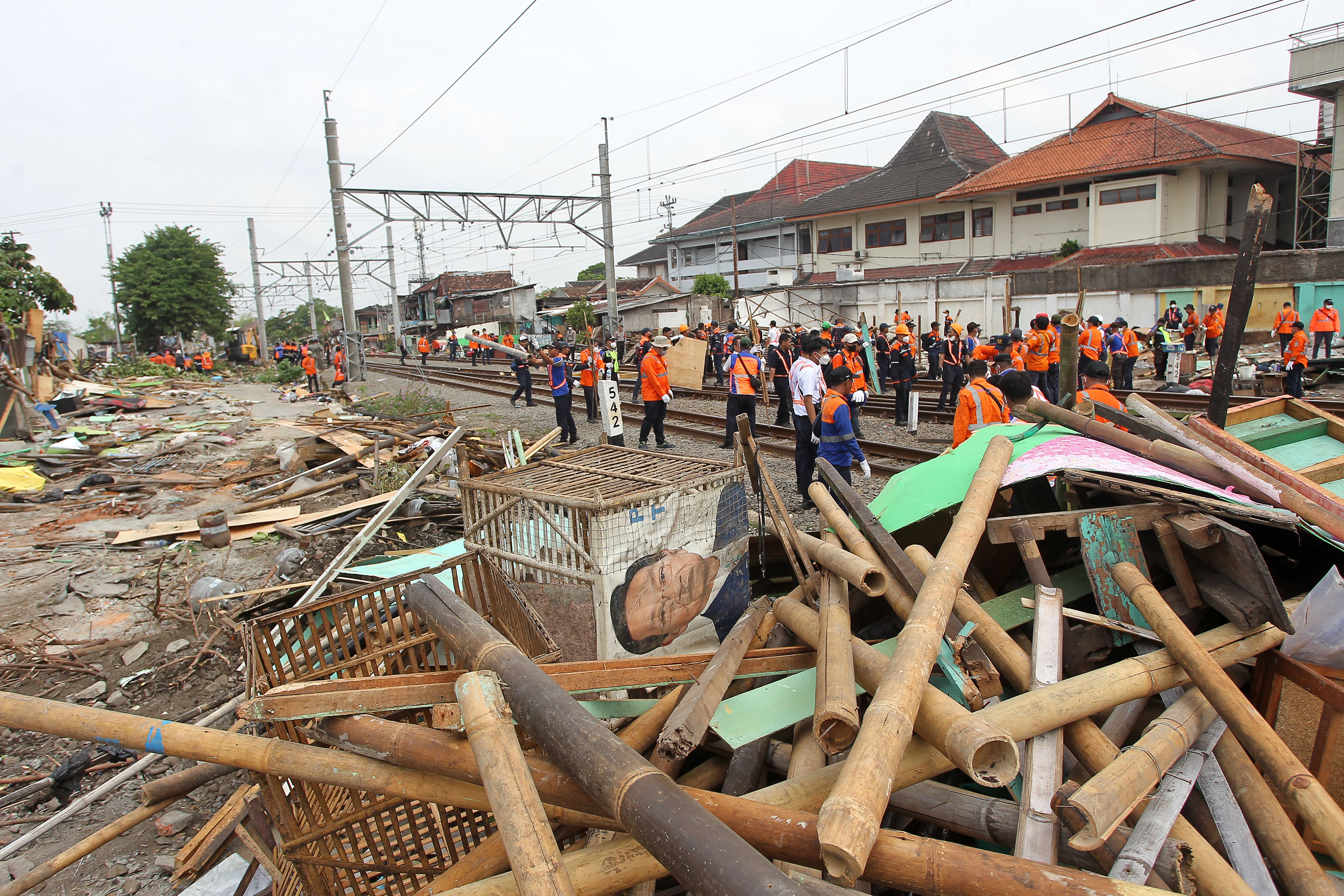 Guntur Aga Tirtana/Radar Jogja  Proses sterilisasi bangunan di Bong Suwung oleh PT KAI dan pihak terkait dengan menggunakan ekskavator.