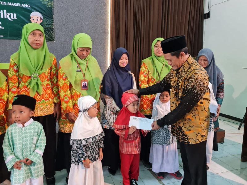 SIMBOLIS: Kepala Kantor Kemenag Kabupaten Magelang saat menyerahkan pentasarufan UPZ kepada perwakilan anak RA/BA, Kamis (3/10/2024).