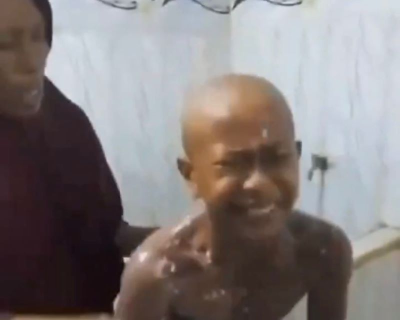 Video santri remaja di Aceh ini menahan sakit disiram air cabai karena diduga ketahuan merokok.