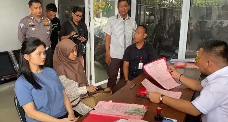 Marisa (kiri), mahasiswa yang menabrak seorang ibu rumah tangga hingga tewas di