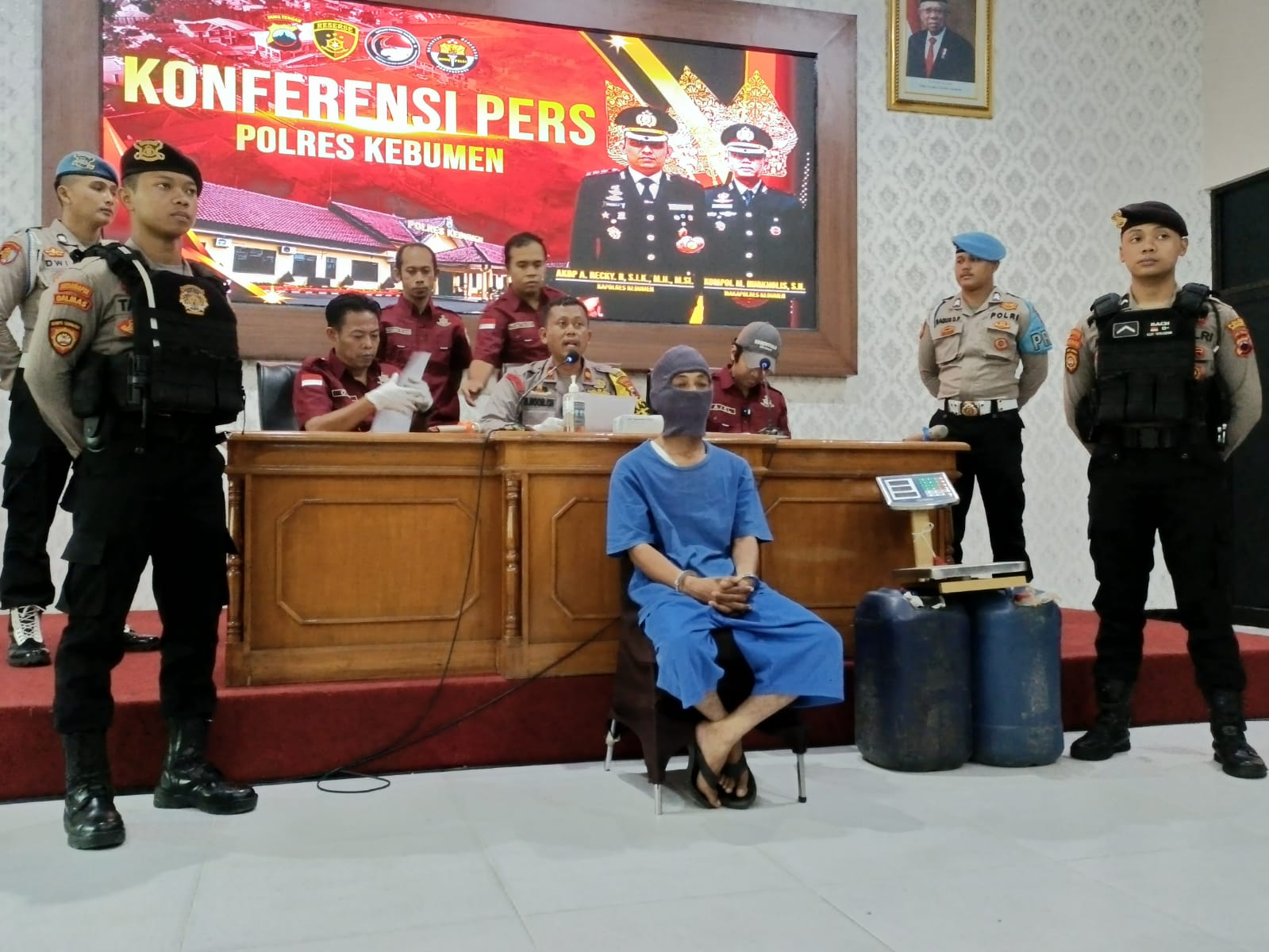PESAKITAN : Maniso (baju biru), warga Desa Prembun, Kecamatan Prembun ditetapkan sebagai tersangka karena kedapatan membeli BBM bersubsidi jenis pertalite tak sesuai aturan.