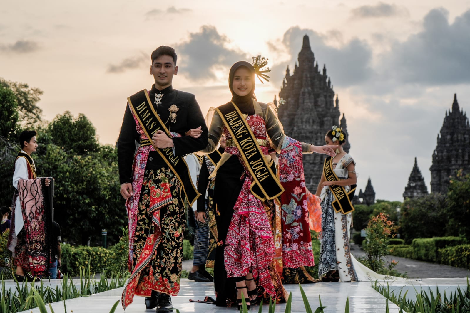ANGGUN: Puluhan model dan Dimas Diajeng Kota Jogja saat menampilkan busana batik dalam kegiatan kegiatan Catwalk Nusantara yang dilaksanakan di Candi Prambanan, Rabu (2/10).