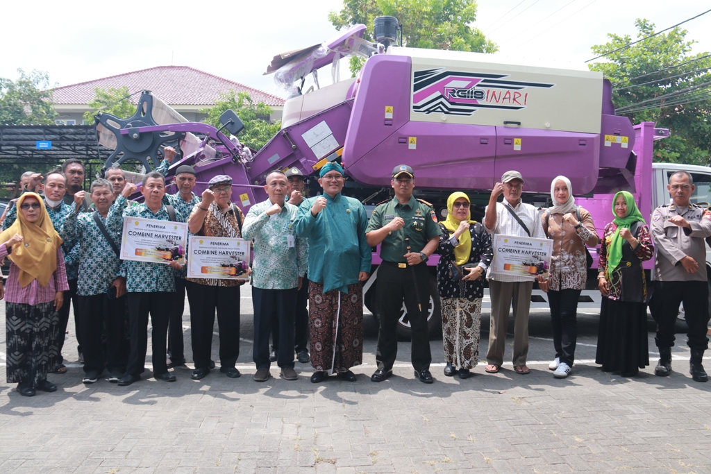 Penyerahan bantuan combine untuk  tiga Gapoktan di Bantul dalam rangka  menunjang peningkatan produksi pertanian.