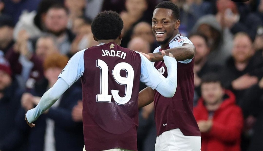 Selebrasi Jhon Duran bersama Jaden usai menjebol gawang Bayern Munich di Liga Champions (ig avfcofficial)