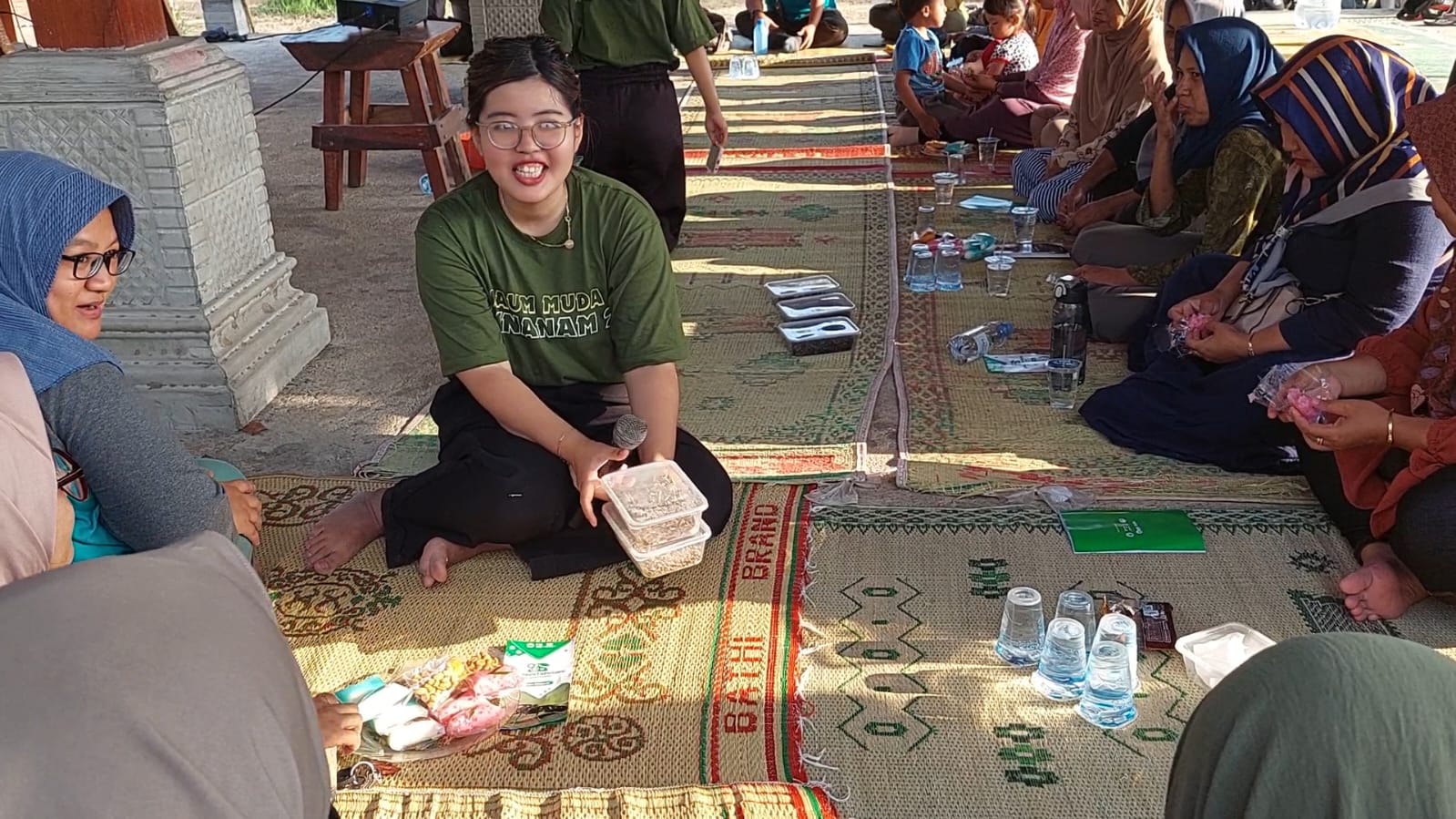 MAGGOT: Kaum Muda Greensteria memperlihatkan bentuk maggot kepada ibu-ibu rumah tangga dalam pelatihan mengolah sampah.
