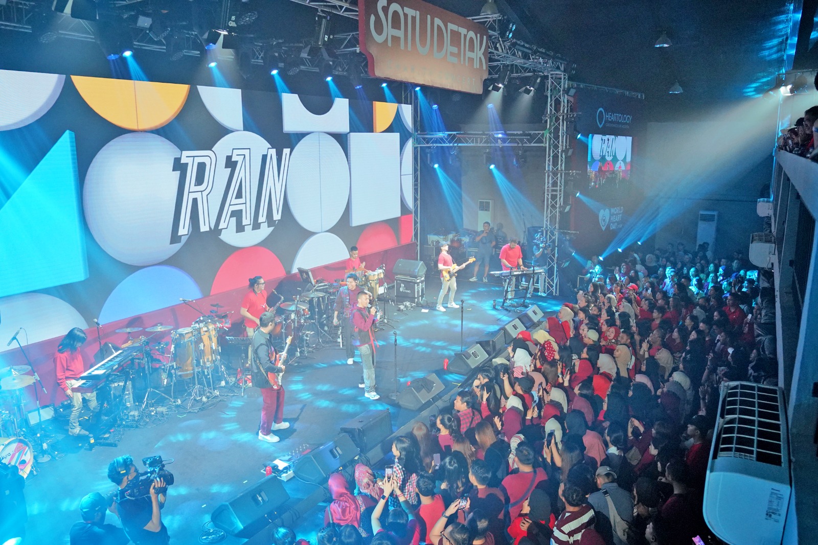 RAN saat tampil dalam konser Hearthology