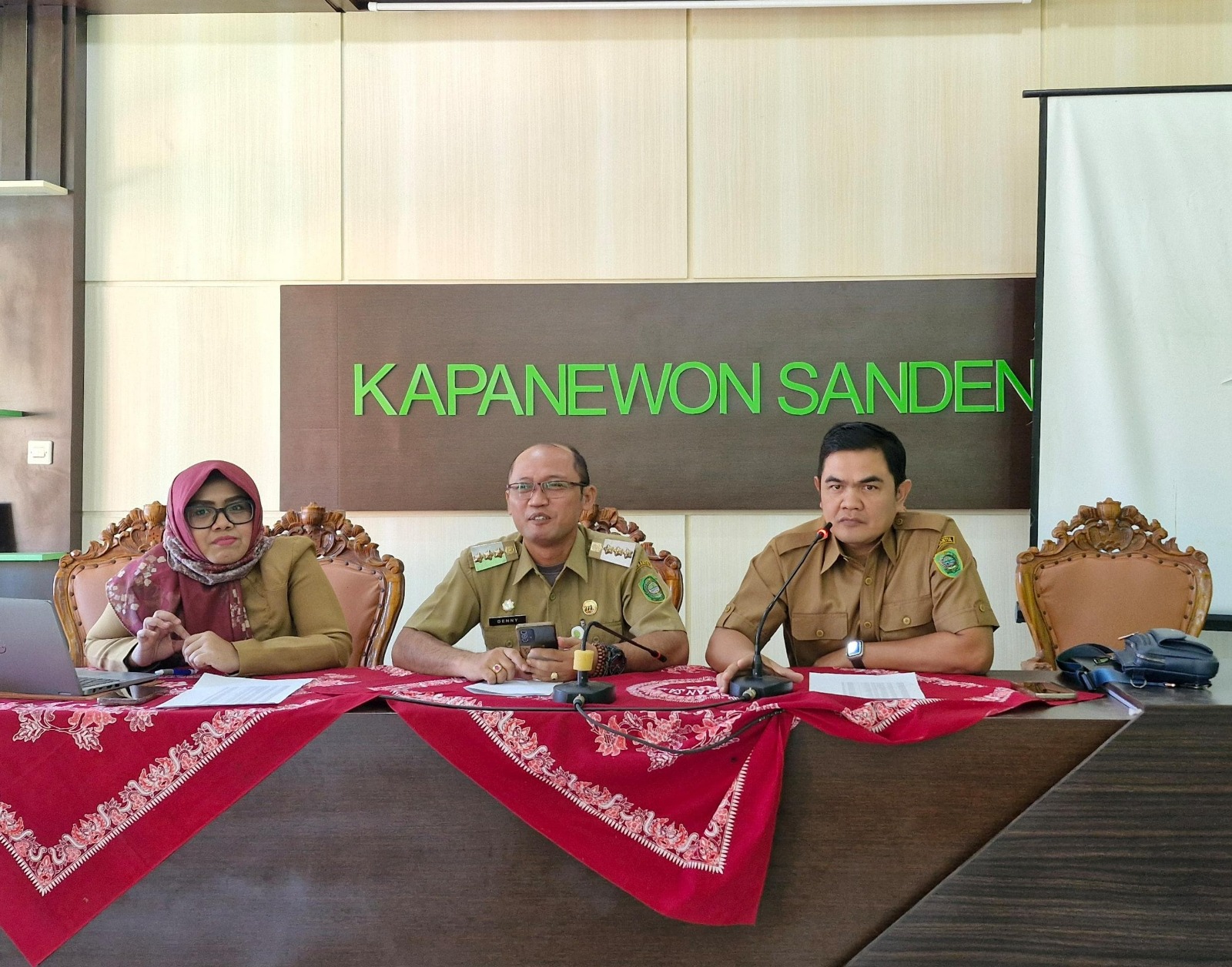HAL BARU: Herwina Dian Aprilia (kiri) memberikan bimbingan teknis terkait verifikasi dan validasi piutang PBB P2 di kantor Kapanewon Sanden belum lama ini.&nbsp;