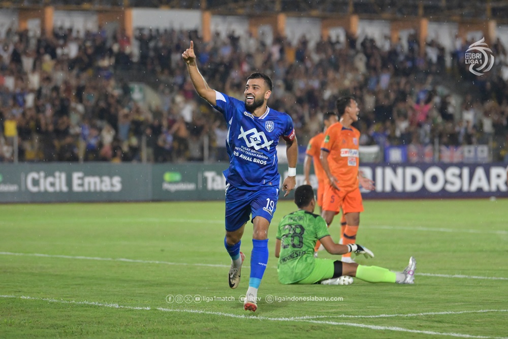 Selebrasi Omid Popalzay usai mencetak gol pembuka bagi PSPS Pekanbaru saat menjamu Dejan FC dalam lanjutan Pegadaian Liga 2 (LIB)