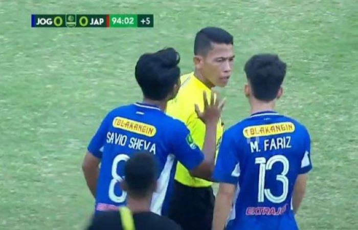 Wasit Rihendra Purba mendapat protes dari pemain PSIM Jogja