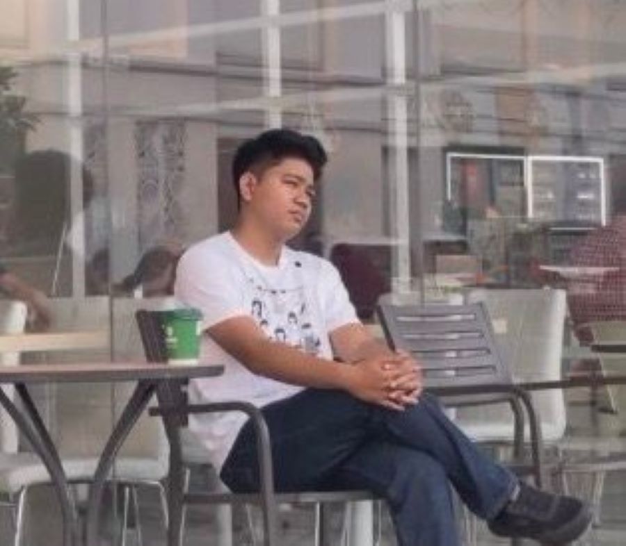 Gambaran Kursi Besi Indomaret Dijadikan Tempat Melepas Penat dan Merenungi Kehidupan (Sumber: Akun Instagram @indomaret)