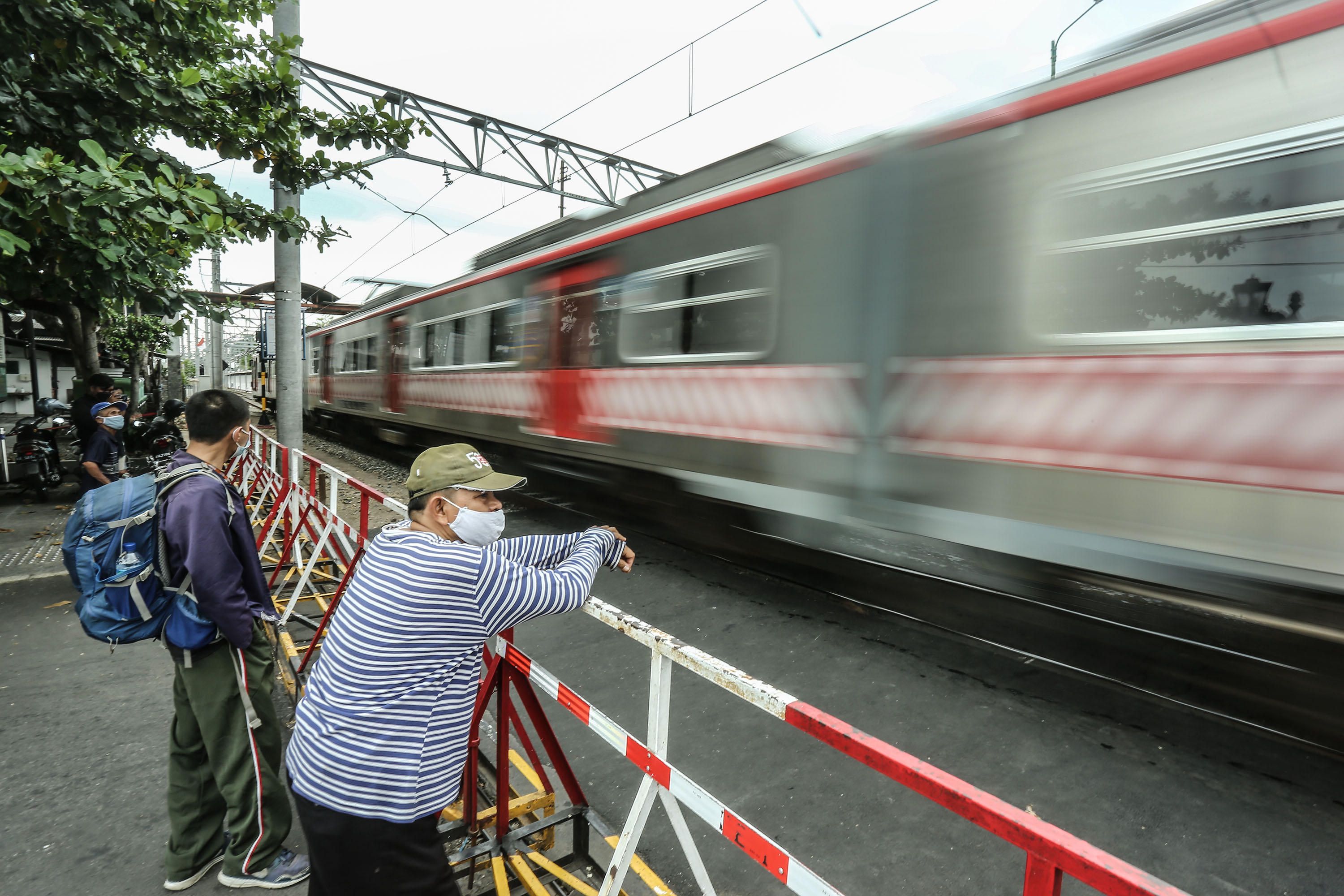 Warga menunggu kereta api yang lewat di sisi timur Stasiun Tugu Yogyakarta.