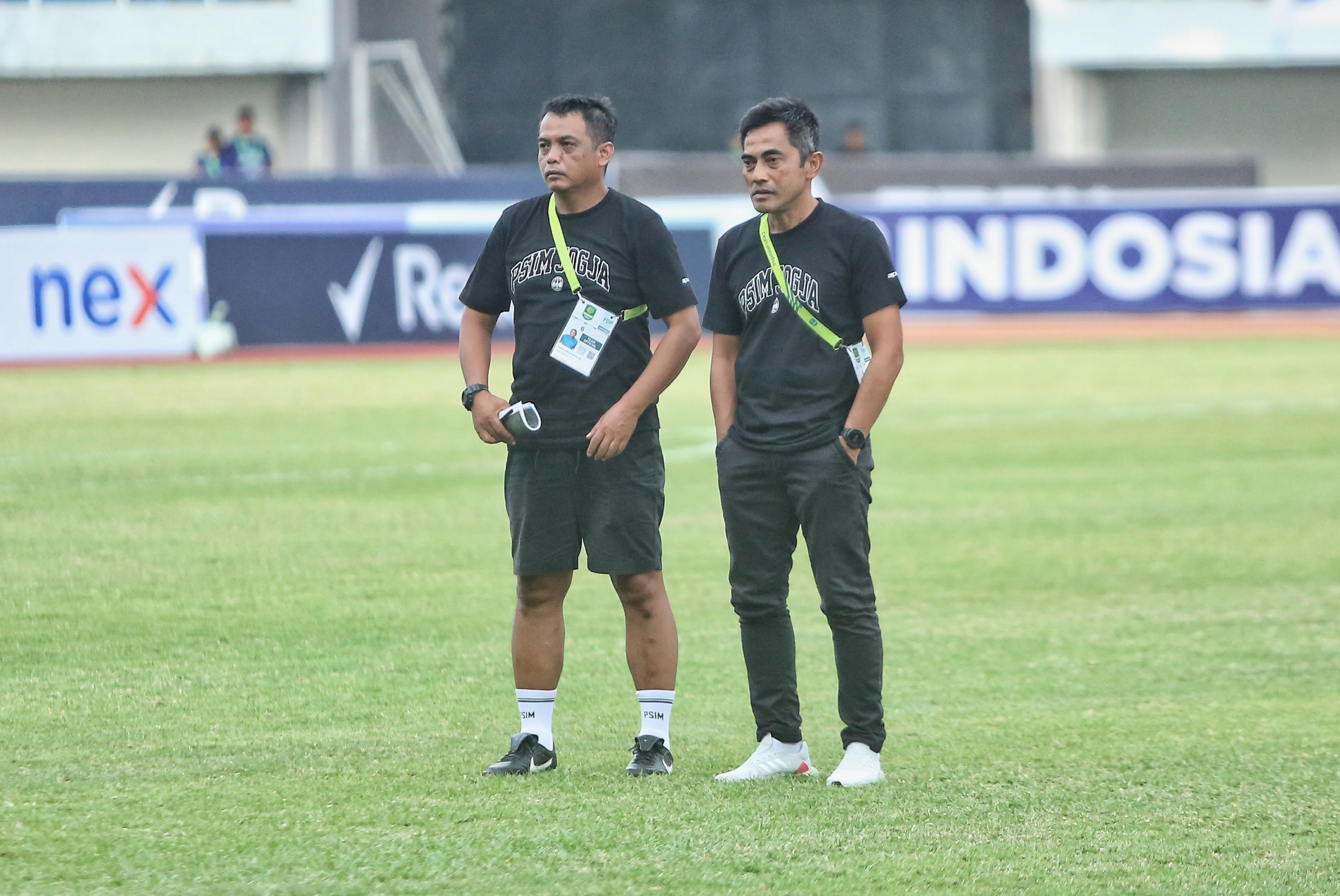 Pelatih PSIM Jogja Seto Nurdiyantara dan Asisten Pelatih Erwan Hendarwanto.