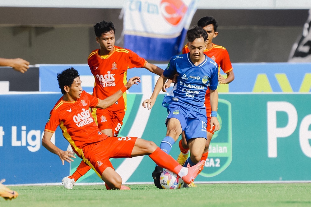 Pemain Persijap (Merah) coba menghadang pemain PSIM (biru) dalam lanjutan Pegadaian Liga 2 (lib)