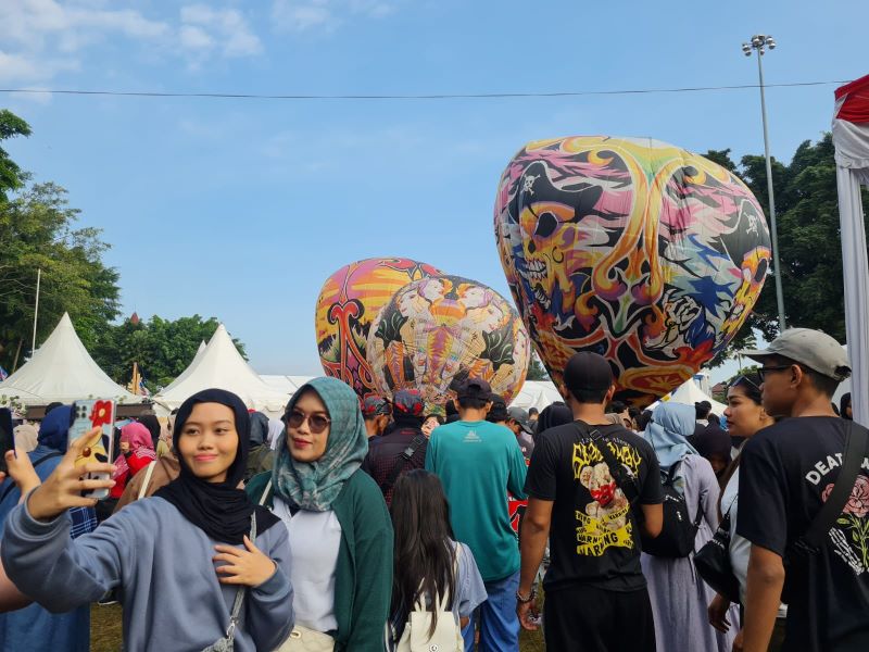 DAYA TARIK:&nbsp;Balon&nbsp;udara berbagai motif diterbangkan di Alun-alun Kota Magelang, Agustus 2024 lalu.
