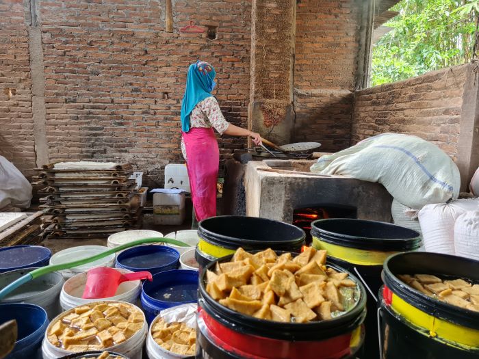 PRODUKSI: Para pekerja tampak giat memproduksi tahu di salah satu pabrik tahu di Desa Mejing, Candimulyo.