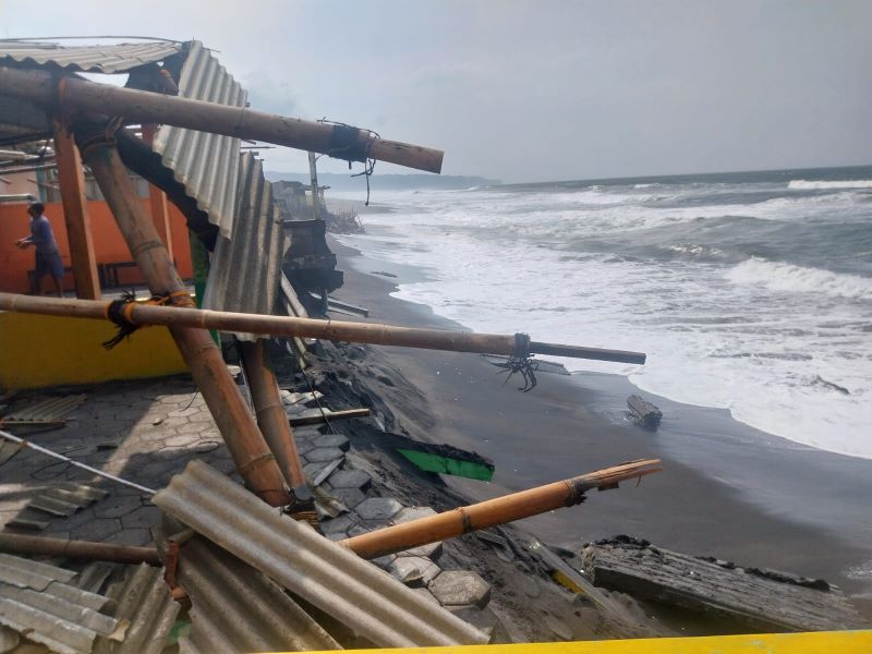 Sembilan warung di Pantai Depok mengalami kerusakan akibat abrasi.