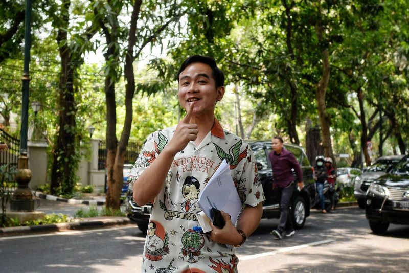 Isu Gibran yang mengundurkan diri.