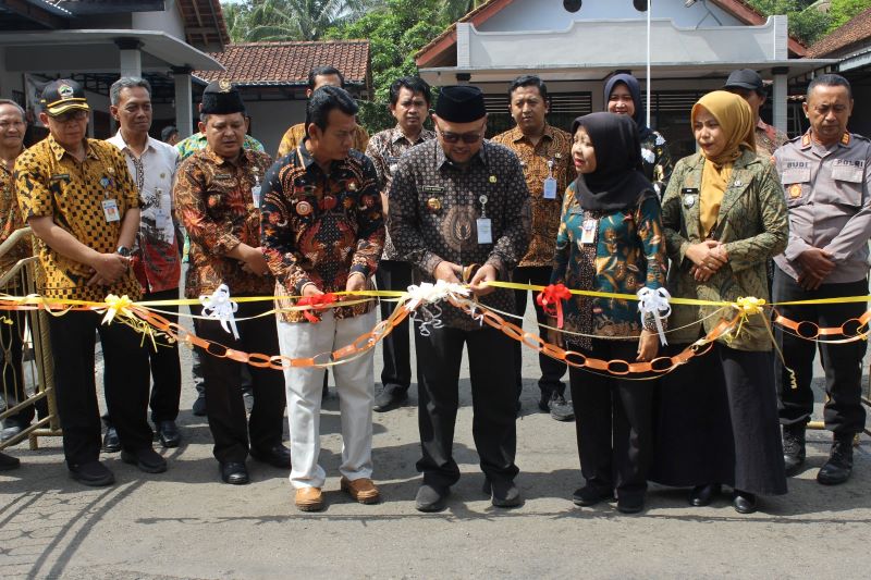 Pencanangan kampung arsip di Desa Kaliurip, Bener, Purworejo ditandai dengan pemotongan pita oleh PJs Bupati Purworejo pada Rabu (2/10/2024).
